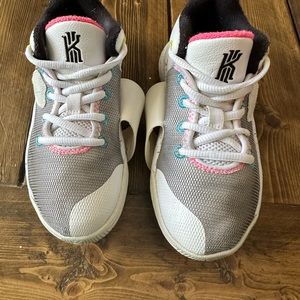 Kids sz 12.5 Kyrie flytrap 3 Nike w/ south beach colors. Very good condition